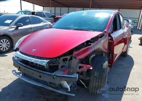 2024 Tesla Model Y Long Range Dual Motor All-Wheel Drive z USA, uszkodzony, nr VIN 7SAYGAEE1RF048102